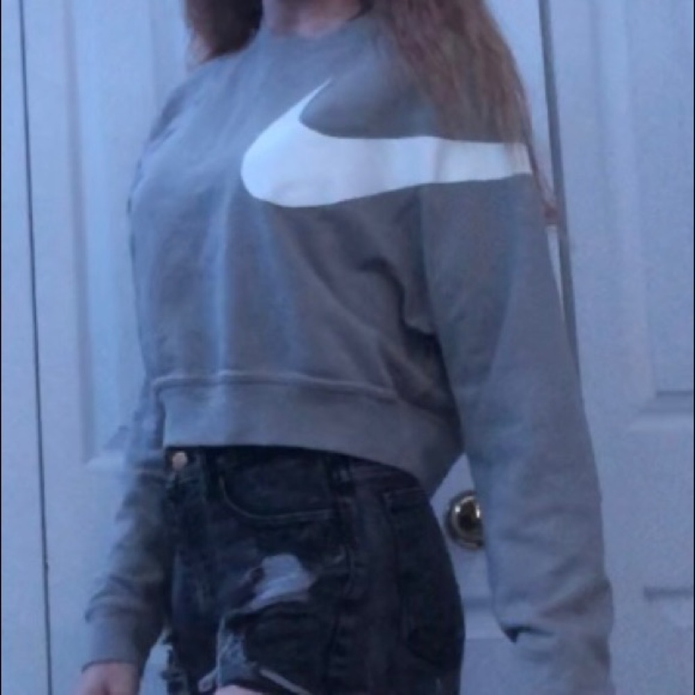cropped grey nike sweatshirt